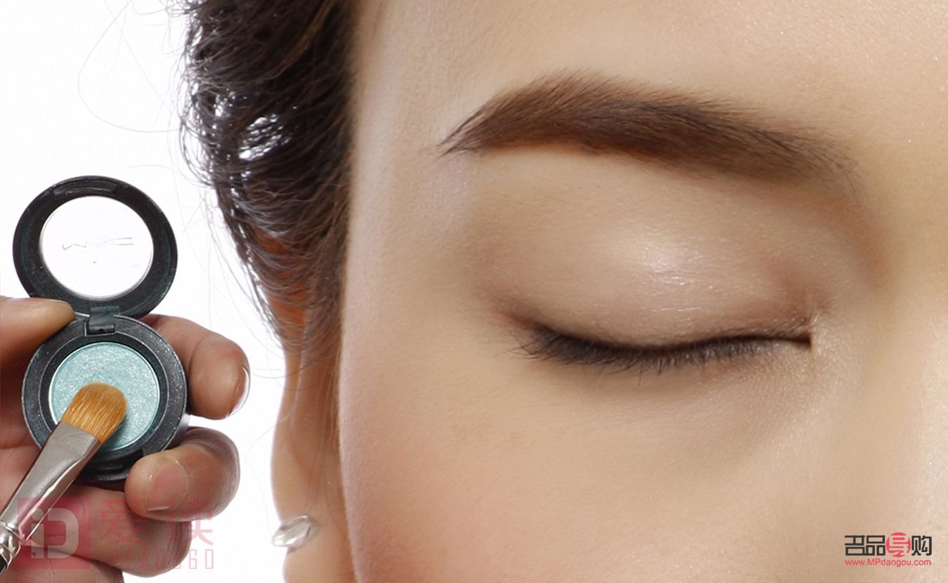 <h3>掌握眼影技巧，輕松打造迷人電眼</h3>