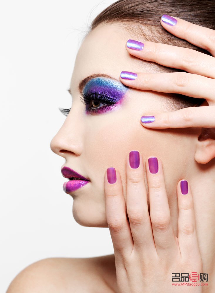 <h3>彩妝后如何巧妙定妝，讓妝容持久動人</h3>