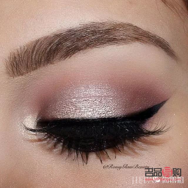 女人腫眼泡，福氣之象征？