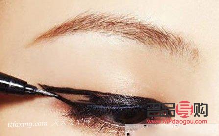 輕松掌握：簡(jiǎn)單又好看的眼線液畫(huà)眼線教程