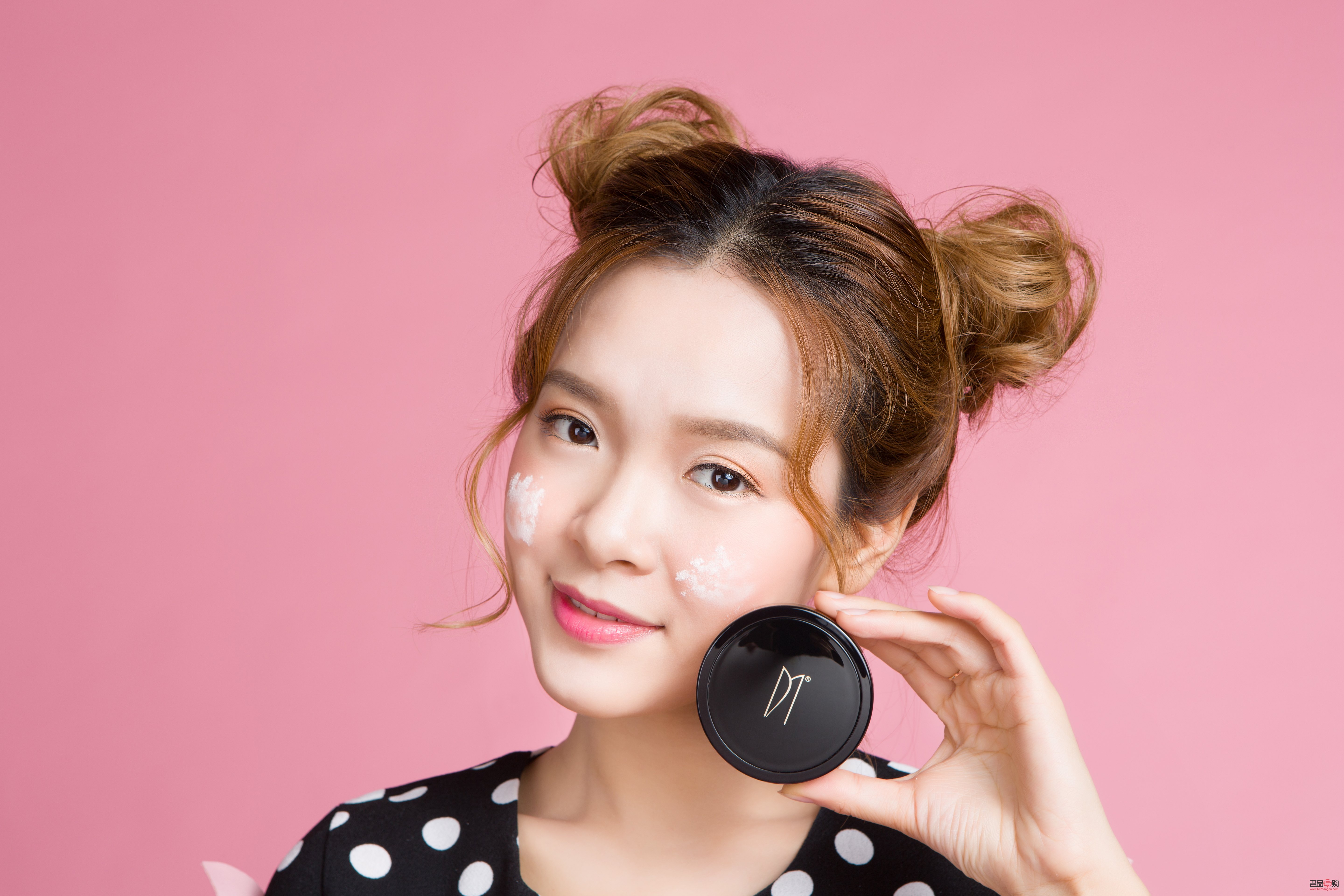 <h3>掌握定妝技巧，讓彩妝持久綻放</h3>