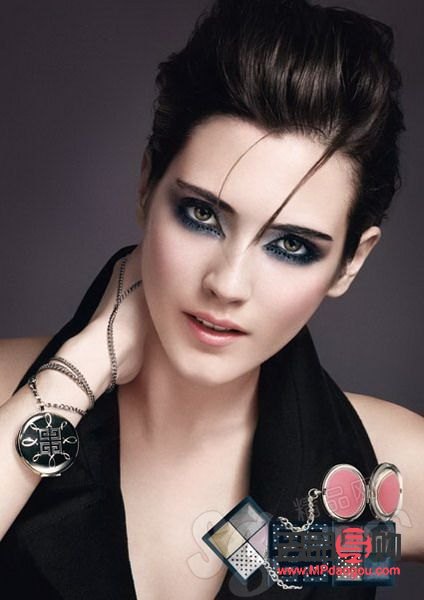 掌握定妝技巧，讓彩妝持久綻放