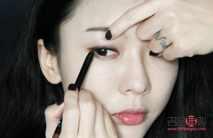 眼線液筆哪個(gè)牌子好用不暈妝(眼線液筆哪個(gè)牌子好用不暈妝平價(jià))