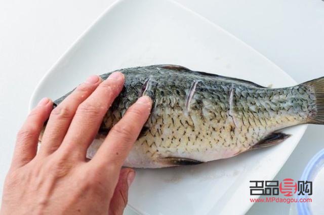 身體干燥破皮怎么護理(身體干燥破皮怎么護理好)