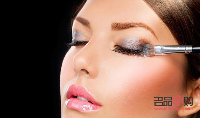 <h3>眼睛怎樣化妝顯年輕</h3>