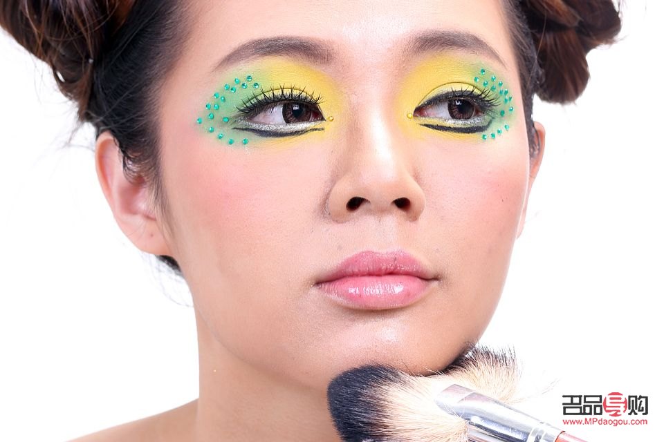 怎么學畫彩妝視頻(怎么學畫彩妝視頻教程)