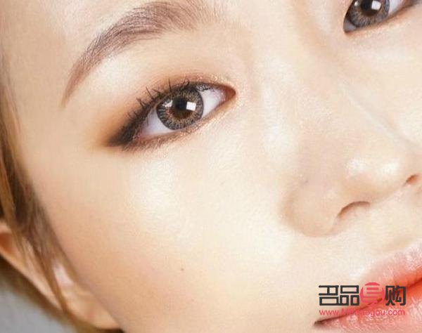 彩妝技巧大揭秘：如何壓平眼睛打造迷人妝容