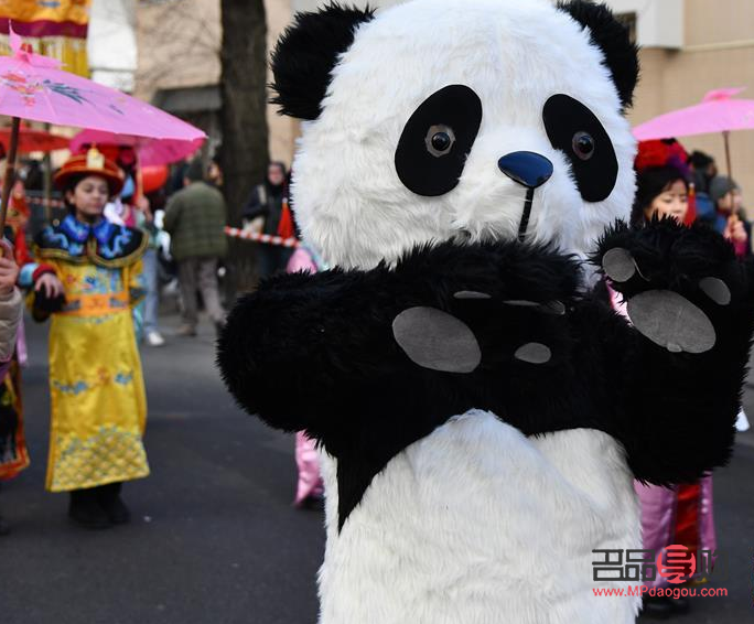 熊貓彩妝怎么混(熊貓彩妝怎么混用)