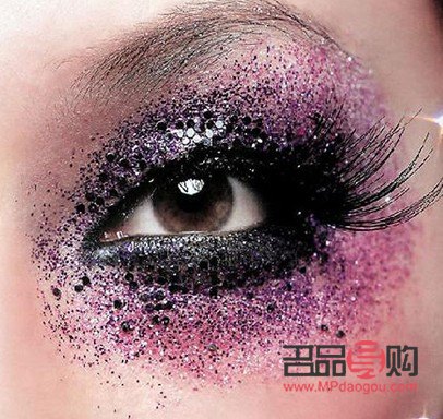 <h3>舞臺(tái)眼妝：炫目璀璨，展現(xiàn)無限魅力</h3>