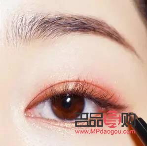 <h3>畫眼線重要還是睫毛重要：美妝細(xì)節(jié)大比拼</h3>