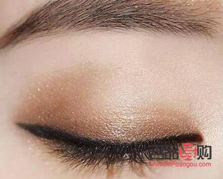 <h3>畫眼線重要還是睫毛重要：美妝細(xì)節(jié)大比拼</h3>