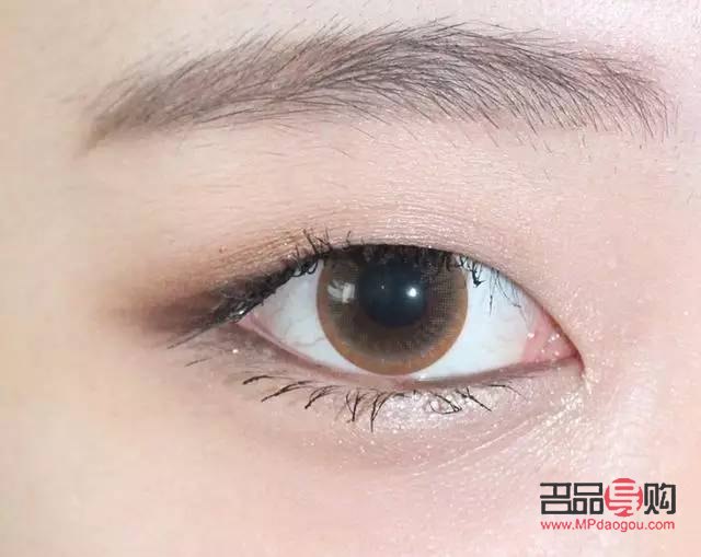 眼妝教程：日常淡妝打造技巧大揭秘