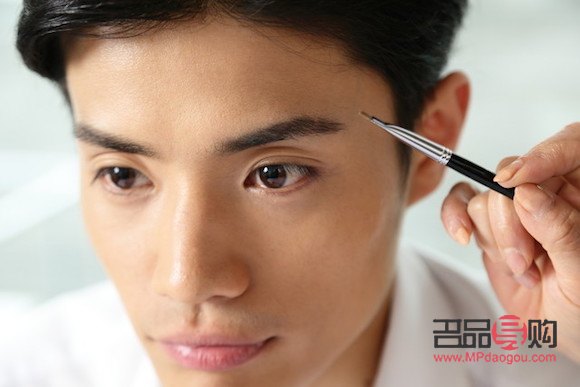 男生彩妝該怎么畫(男生彩妝該怎么畫圖片)