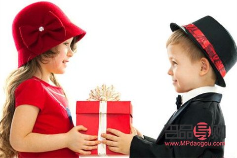 男人問我想要什么禮物，我如何巧妙回應？