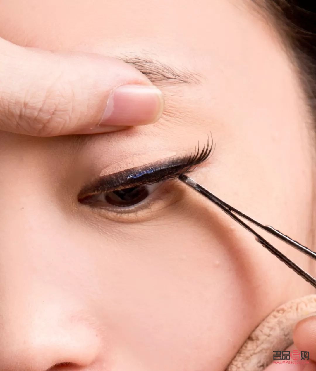 眼睫毛怎么貼(眼睫毛怎么貼在眼睛睫毛方法圖片)