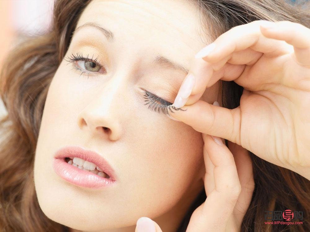 眼睫毛怎么貼(眼睫毛怎么貼在眼睛睫毛方法圖片)