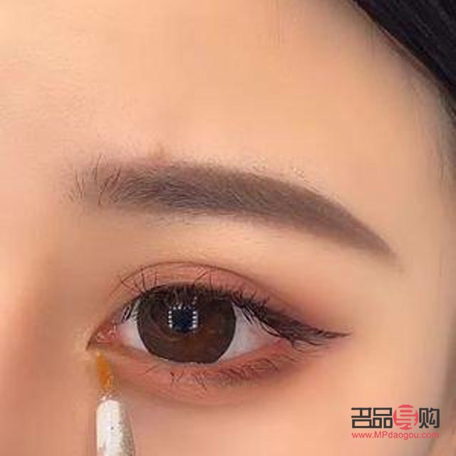 臥蠶眼妝怎么畫法視頻講解(臥蠶眼妝怎么畫法視頻講解教程)