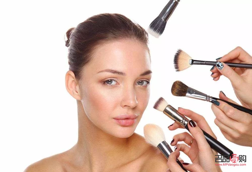 <h3>學(xué)化妝怎么選彩妝</h3>