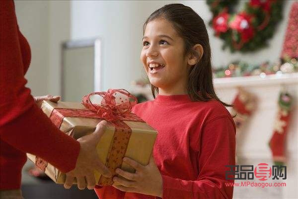 收到拜年禮物怎么回復(fù)(收到拜年禮物怎么回復(fù)別人)