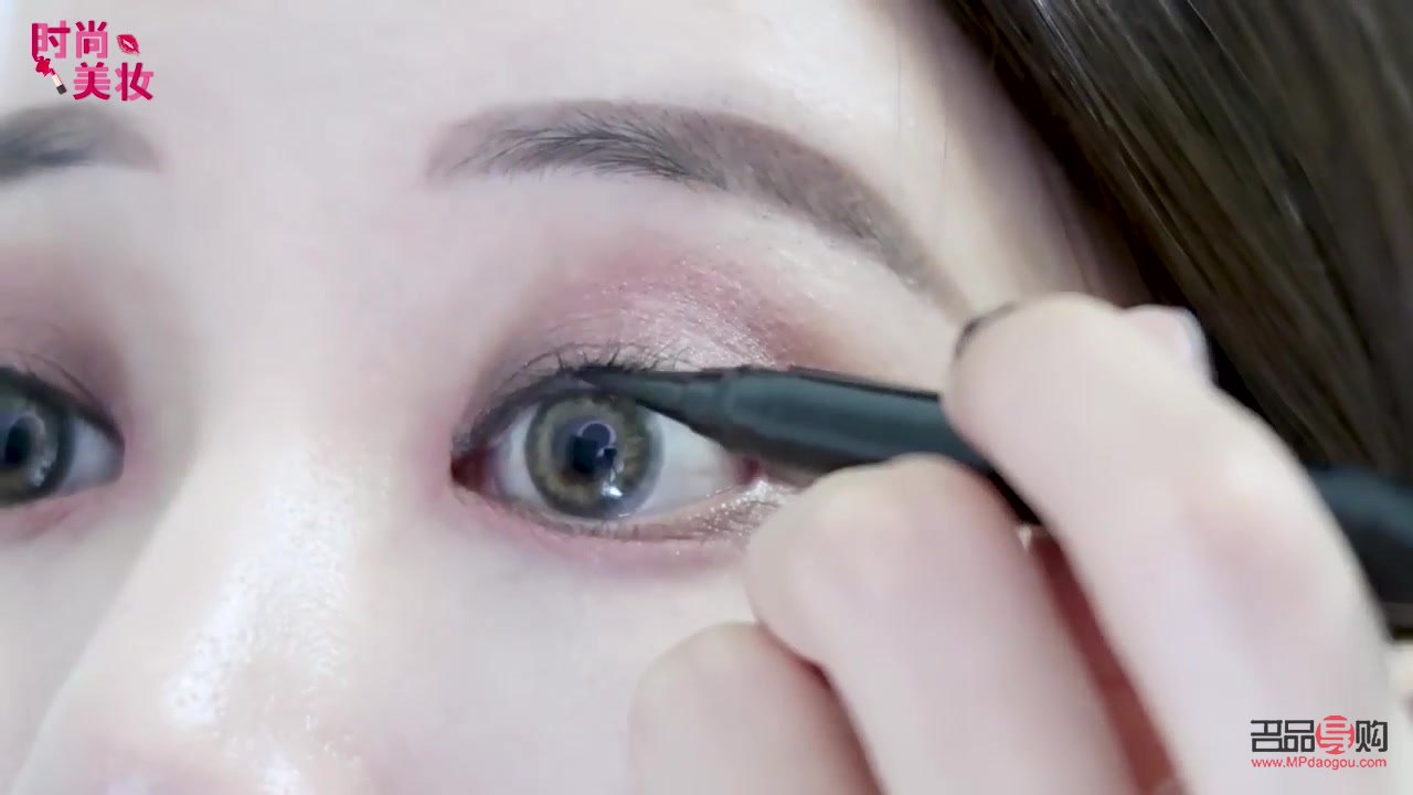 怎么化簡單彩妝(怎么化簡單彩妝教程)