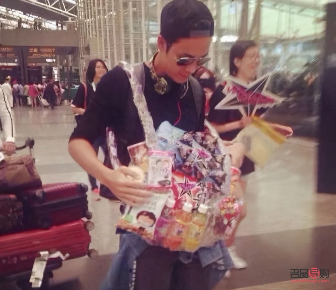 明星給粉絲們送禮物嗎(明星給粉絲們送禮物嗎是真的嗎)