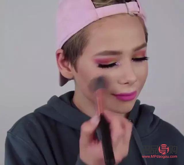 怎么形容彩妝(怎么形容彩妝化的好)