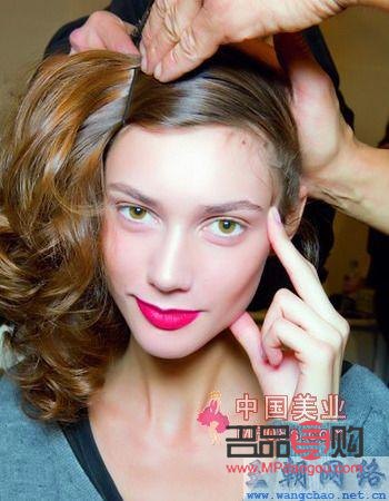 <h3>彩妝新風尚：打造迷人妝容的秘訣大揭秘</h3>