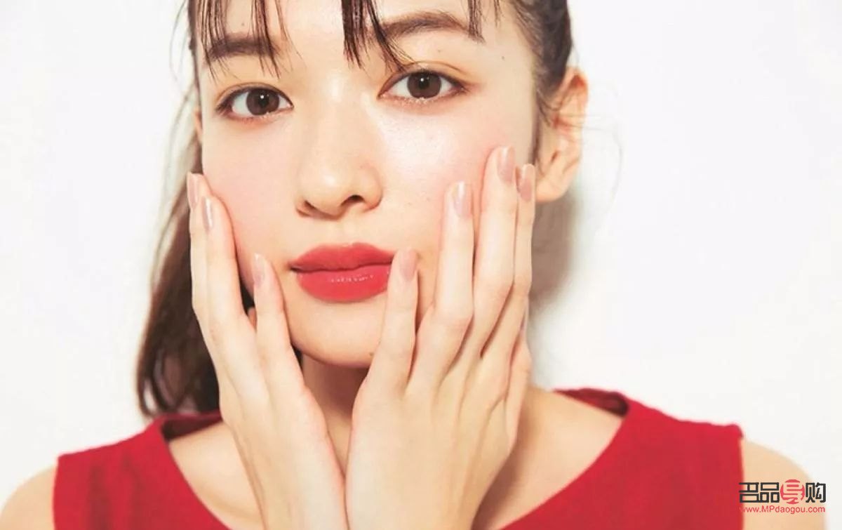 <h3>學(xué)彩妝如何打造迷人妝容</h3>