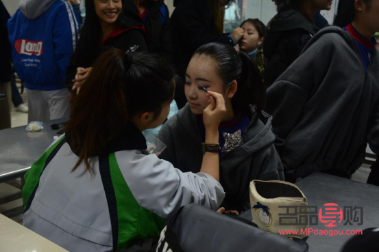 中專怎么學彩妝(中專怎么學彩妝專業(yè))