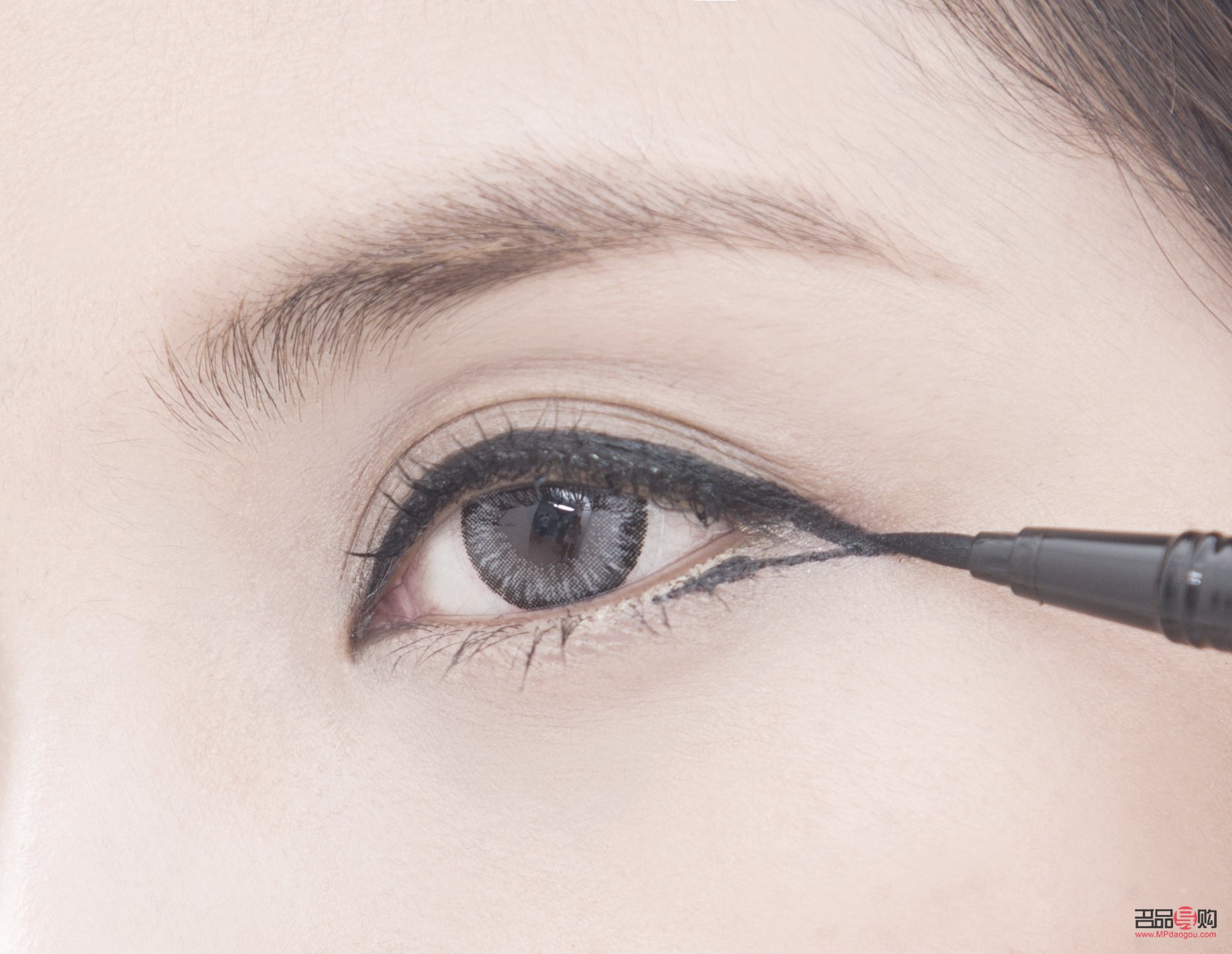 怎樣畫眼線視頻初學(xué)者(怎樣畫眼線視頻初學(xué)者視頻教程)