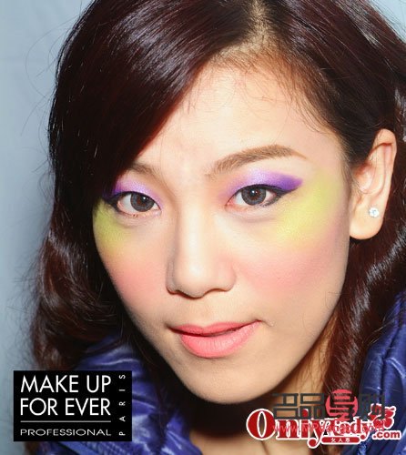 <h3>彩妝怎么涂鴉：打造個(gè)性?shī)y容的秘訣</h3>