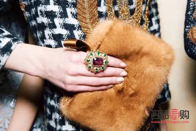 <h3>女生應(yīng)該送她什么禮物</h3>