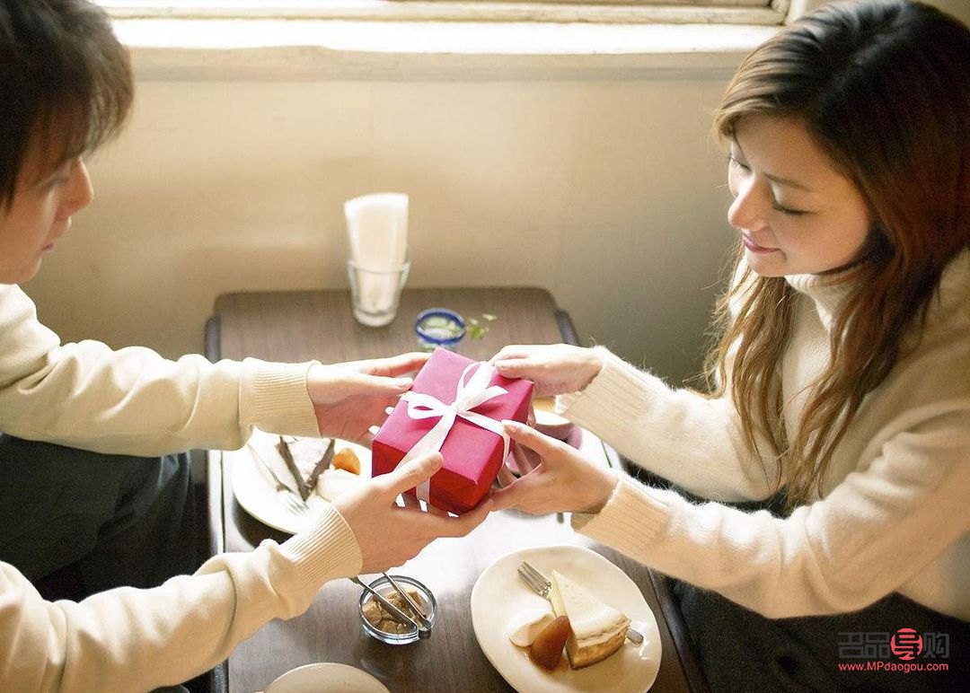 <h3>給女孩送禮物怎么解釋</h3>