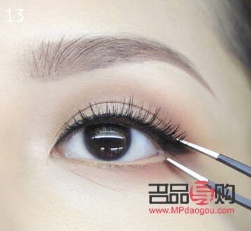 假眼睫毛怎么粘上(假眼睫毛怎么粘上去的視頻)