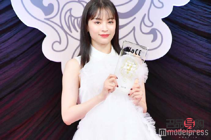 <h3>絲絲彩妝怎么畫(huà)</h3>