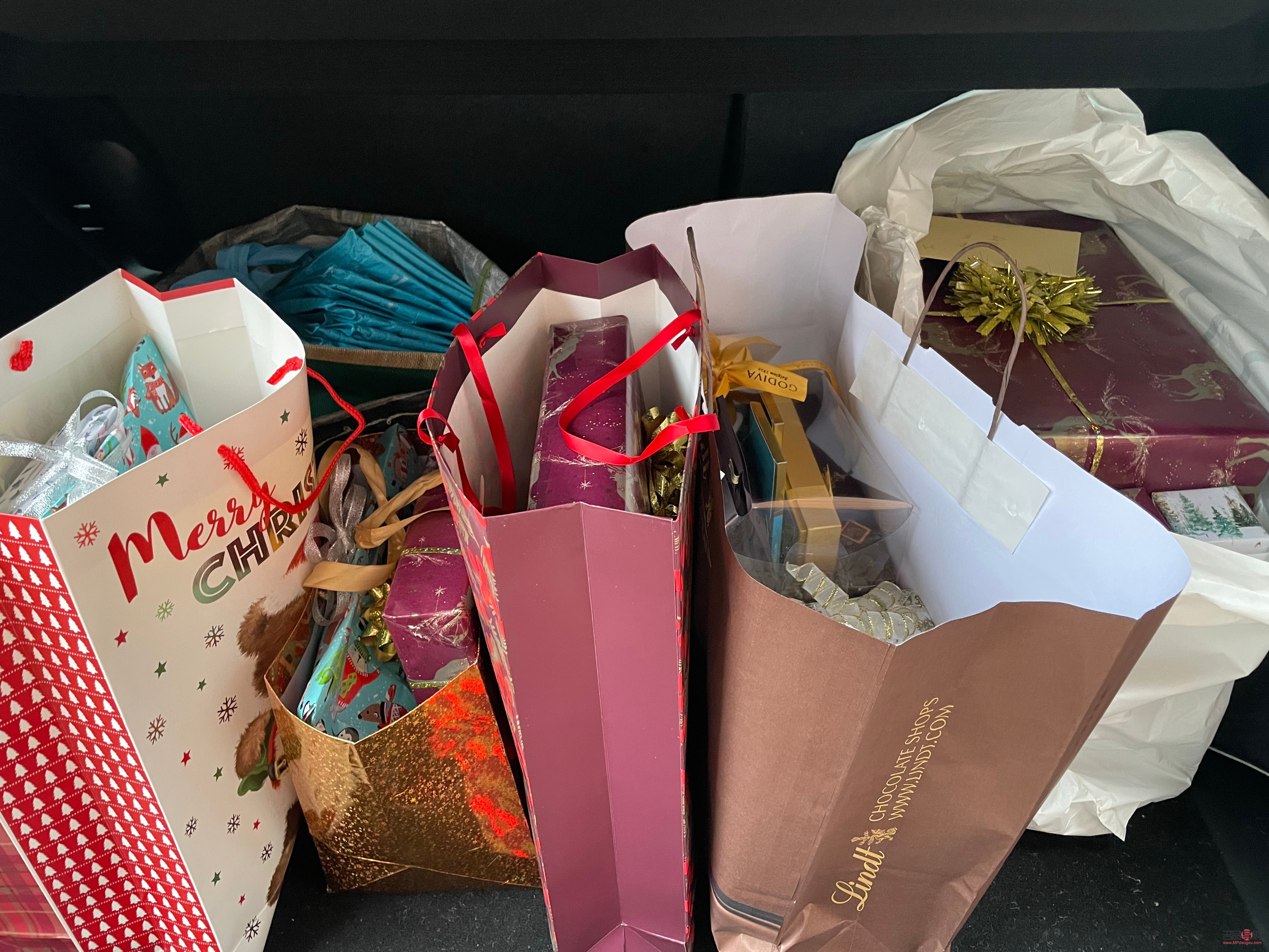 <h3>怎么送兒媳婦禮物呢</h3>