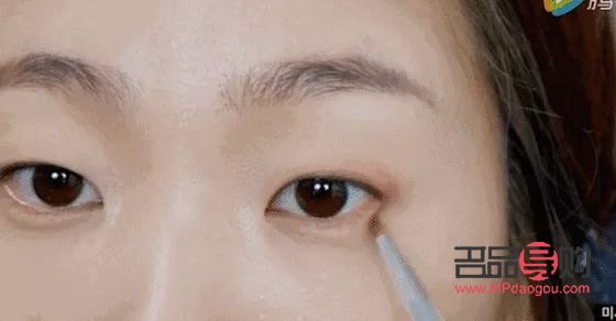 眼影和眼線對眼睛的傷害(眼影和眼線對眼睛的傷害有哪些)