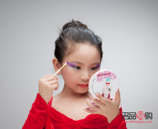 女童彩妝怎么化(小女孩彩妝)