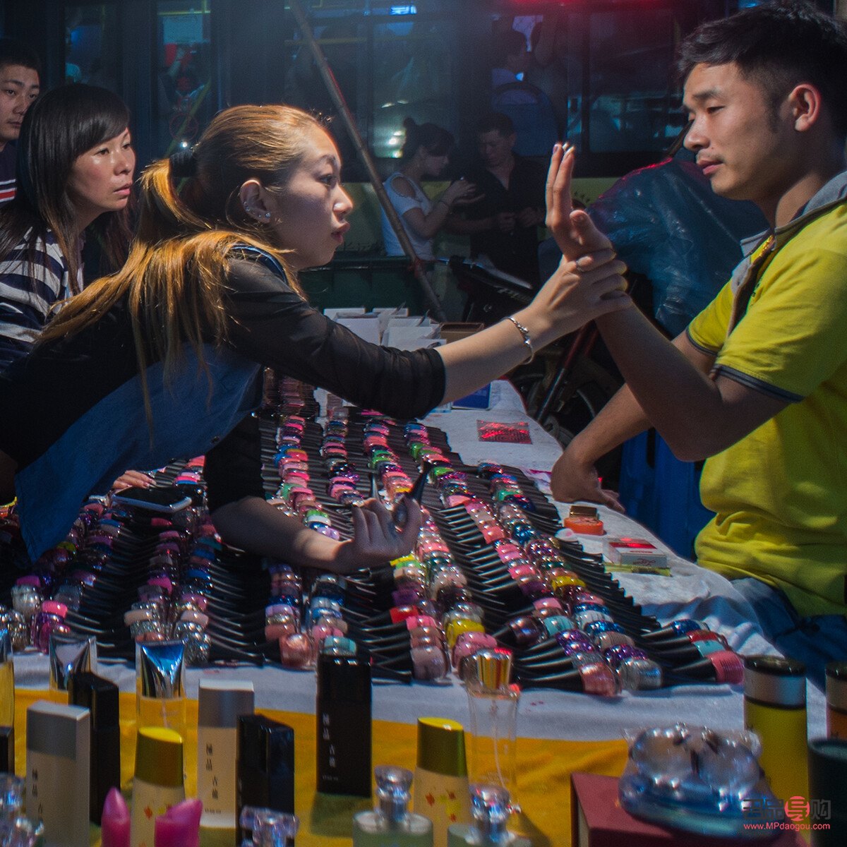 夜市彩妝怎么擺放(夜市彩妝怎么擺放圖片)