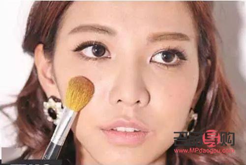 皮膚黑怎么上彩妝(皮膚黑怎么上彩妝遮瑕)