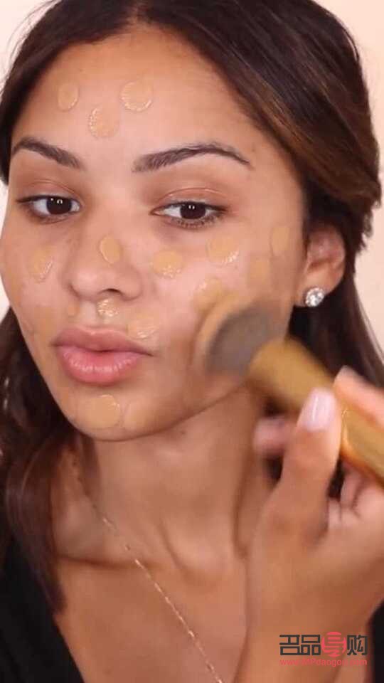 皮膚黑怎么上彩妝(皮膚黑怎么上彩妝遮瑕)