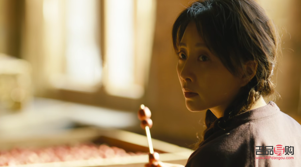 <h3>眼窩凹陷修復(fù)與去眼袋藥膏的選擇與使用</h3>