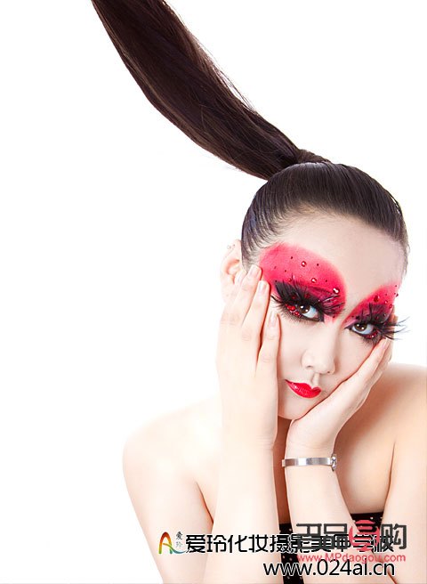 <h3>彩妝油彩怎么用——打造炫彩妝容的秘訣</h3>