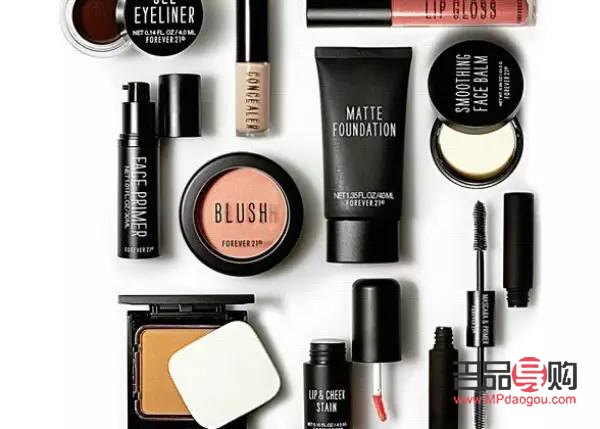 <h3>彩妝專柜化妝指南：打造專業(yè)妝容的步驟與技巧</h3>