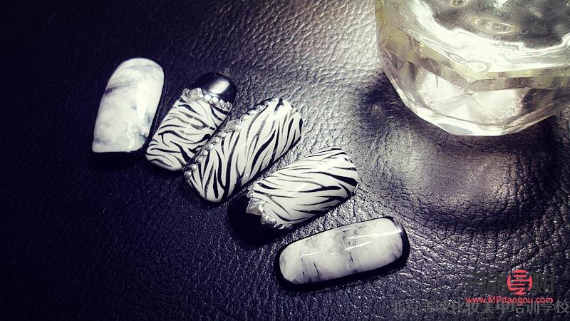 美容美甲難么(美容美甲難學(xué)嗎)