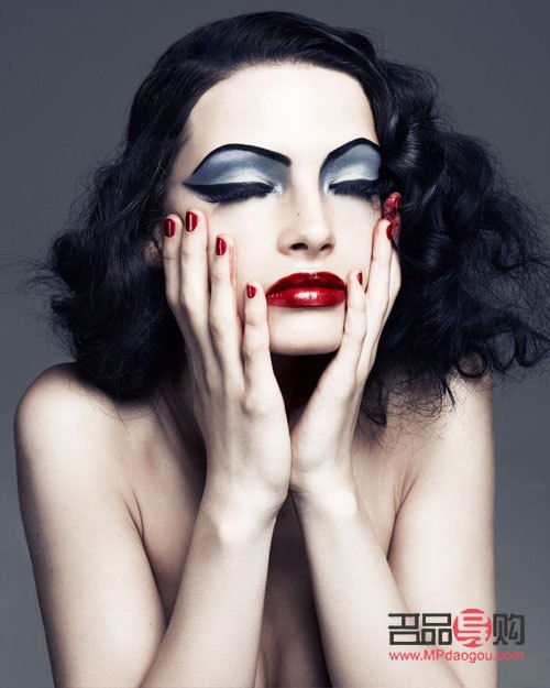 <h3>創(chuàng)意彩妝怎么定妝</h3>