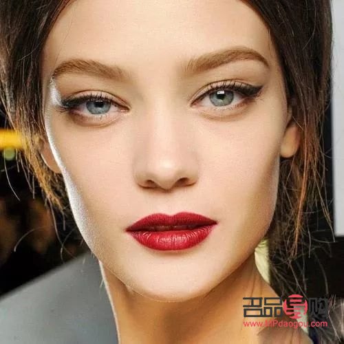 <h3>創(chuàng)意彩妝怎么定妝</h3>