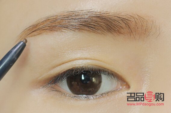 <h3>眼影畫(huà)法大揭秘：輕松打造迷人電眼</h3>