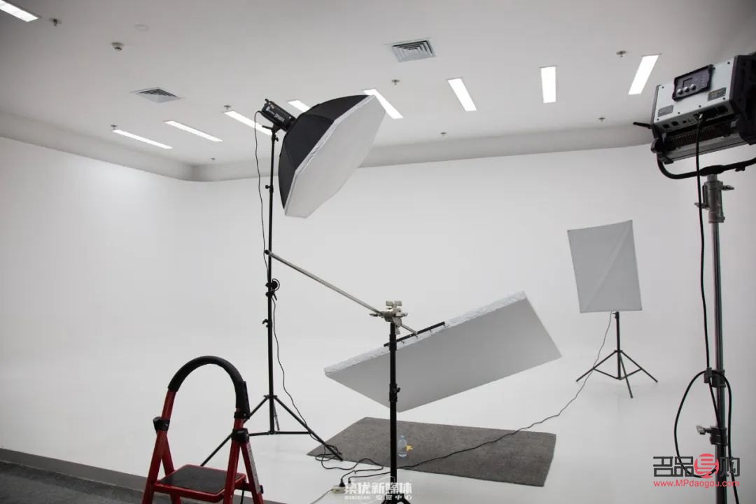 <h3>彩妝修復(fù)如何布景：打造專(zhuān)業(yè)級(jí)拍攝場(chǎng)景</h3>