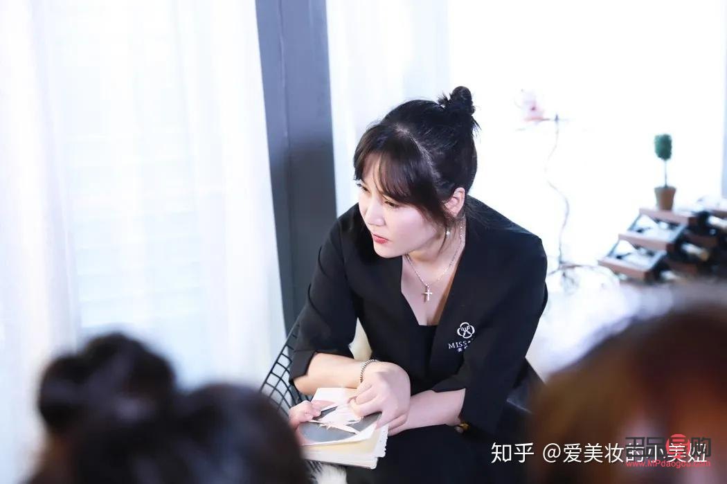 美容師能聊什么呢？專業(yè)話題與日常閑聊一網(wǎng)打盡！